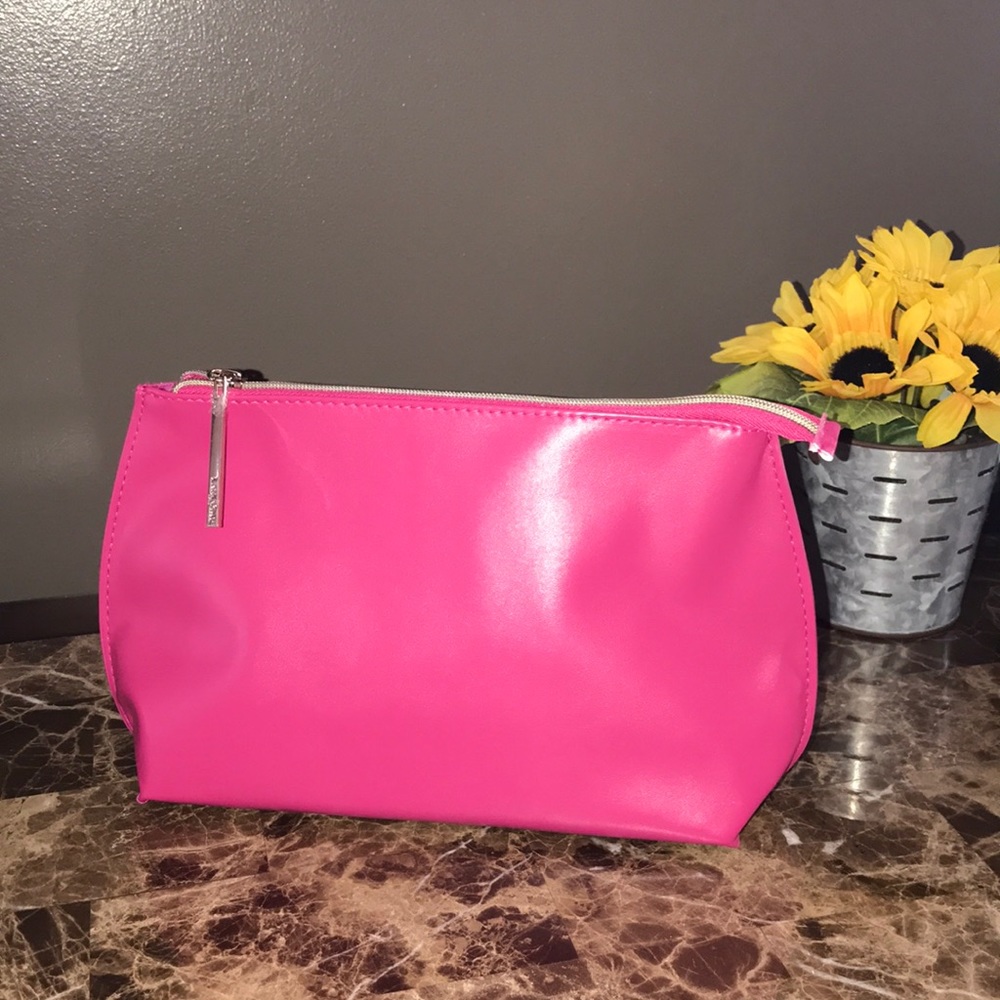 🆕 Beautiful Fuchsia Lancôme cosmetic bag.